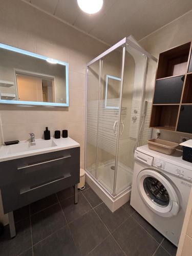 Koupelna v ubytování Le Central parking et 15 minutes à pied du lac