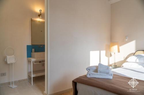 a bedroom with a bed with a blue towel on it at Casa Aia - Rifugio Naturalistico in Frigintini