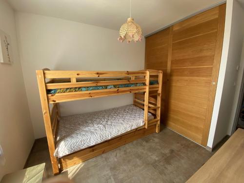 une chambre avec deux lits superposés dans une pièce dans l'établissement La Marjolaine Villa avec piscine, à La Ciotat