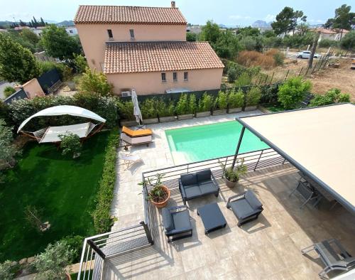 une vue aérienne d'une maison avec piscine dans l'établissement La Marjolaine Villa avec piscine, à La Ciotat