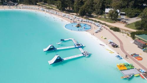 una vista aerea di un parco acquatico con una barca in acqua di CASA TOSSA en Solanas Vacation Club a Punta del Este