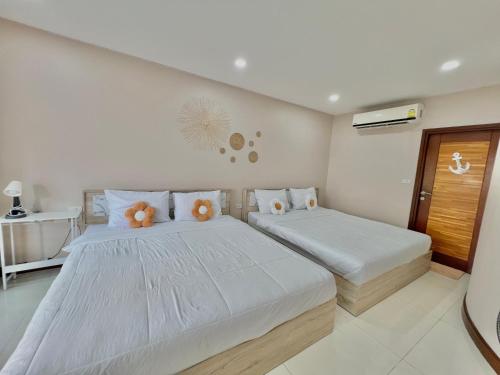 Ένα ή περισσότερα κρεβάτια σε δωμάτιο στο Beach home pool villa bangsaray