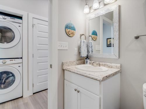 a bathroom with a sink and a washer and dryer at Nauta Mirage in Rockport