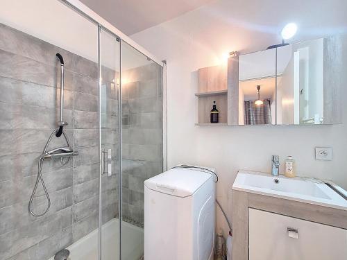 une salle de bain avec une douche, des toilettes et un lavabo dans l'établissement Cosy appartement 4 personnes, à Saint-Laurent-du-Var