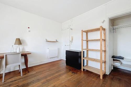 une pièce vide avec un bureau et une échelle à l'intérieur dans l'établissement Charming apartment near Grands Boulevards, à Paris