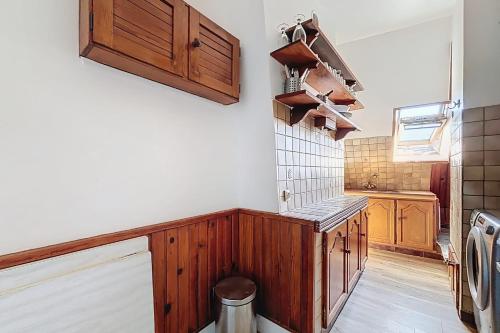 une cuisine avec des armoires en bois et un évier dans l'établissement Charming apartment near Grands Boulevards, à Paris