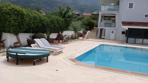 Bazén v ubytování Havuzlu Beyaz villa nebo v jeho okolí