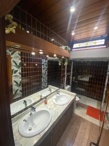 a bathroom with two sinks and a mirror at Pink Lemon House in Elche