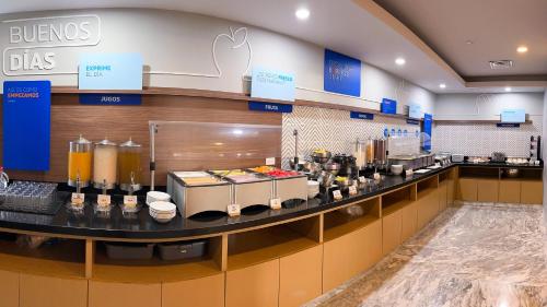 a coffee shop with a counter in a store at Holiday Inn Express Culiacan by IHG in Culiacán