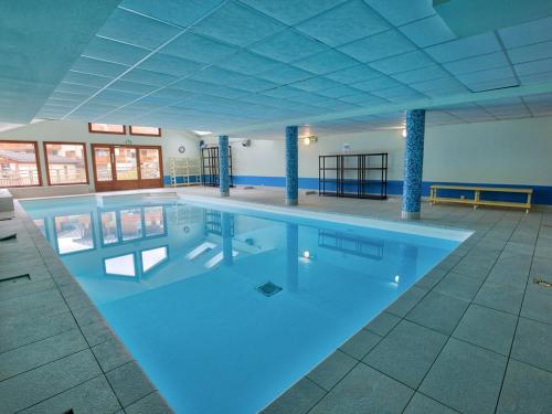 - une vue sur la piscine dans l'établissement Appartement 6 pers, piscine, parking, pied des pistes, Flumet - FR-1-505-88, à Flumet