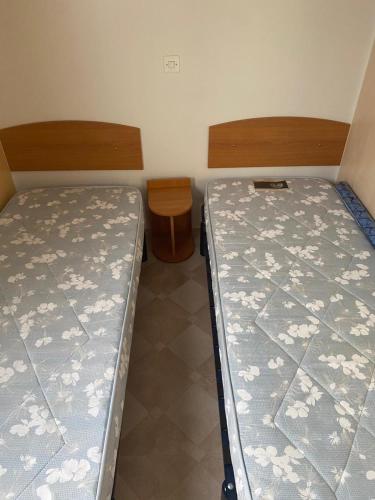 2 Einzelbetten in einem Zimmer mit in der Unterkunft Location Mobil-home - Vacances près de la mer in Carnac