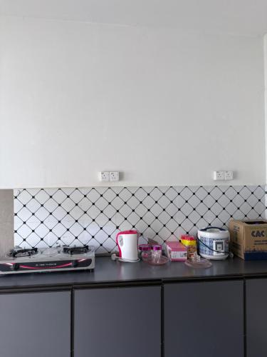 a counter in a kitchen with a counter top at Rumah Melur - 10km dari Matrik Kelantan in Pasir Puteh