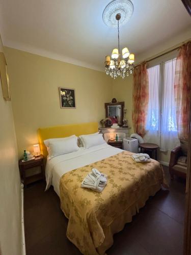 une chambre avec un lit et un lustre dans l'établissement Appartement balcon de Monaco, à Beausoleil