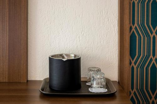 a black candle on a tray on a table at Holiday Inn San Jose La Sabana by IHG in San José