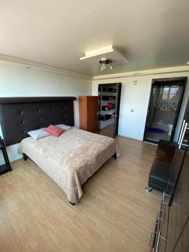 a bedroom with a large bed in a room at PENTHOUSE gran vista, maravillosa ubicación in Mexico City