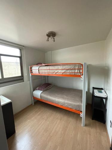 a small room with two bunk beds in it at PENTHOUSE gran vista, maravillosa ubicación in Mexico City