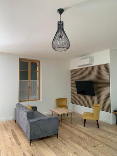 un salon avec un canapé et une télévision dans l'établissement Maison de ville centre de Narbonne Amardeil, à Narbonne