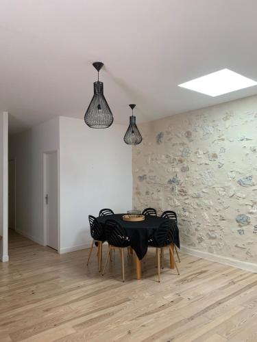 une salle à manger avec une table et des chaises dans l'établissement Maison de ville centre de Narbonne Amardeil, à Narbonne