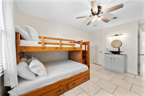 ガルフ・ショアーズにあるBeachcomber 9のベッドルーム1室(二段ベッド2台、シーリングファン付)