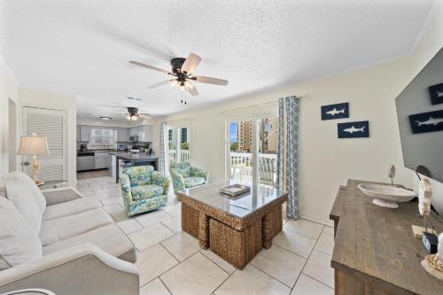 ガルフ・ショアーズにあるBeachcomber 9のソファと天井ファンのあるリビングルーム