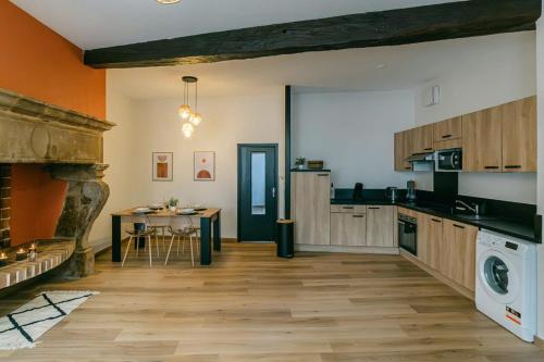 une grande cuisine avec une table et une cuisinière dans l'établissement Spacieux T3 en centre avec garage clos - calme et tout confort, à Rodez