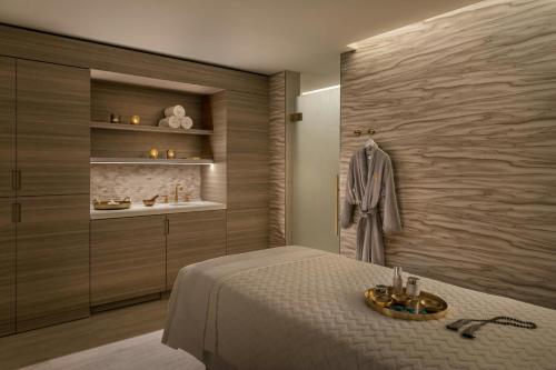 The Canyon Suites at The Phoenician, a Luxury Collection Resort, Scottsdaleにあるベッド