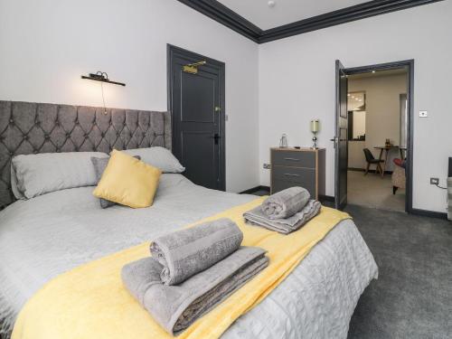 Ένα ή περισσότερα κρεβάτια σε δωμάτιο στο Flat 1, Mona House