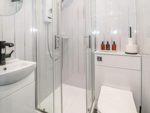 Ένα μπάνιο στο Flat 1, Mona House