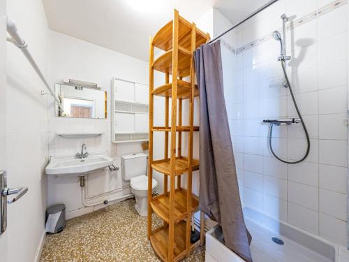 une salle de bain avec toilettes et douche dans l'établissement Studio 4 pers au pied des pistes, St-François-Longchamp, 26m² - FR-1-807-111, à Saint-François-Longchamp