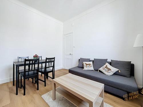 un salon avec un canapé et une table dans l'établissement Appartement Rénové - Stade Vélodrome & Plages - Les Frères de la Loc', à Marseille