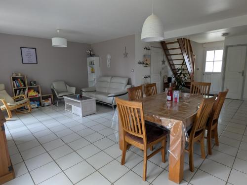 une cuisine et un salon avec une table et des chaises dans l'établissement Maison proche Noirmoutier, à Beauvoir-sur-Mer