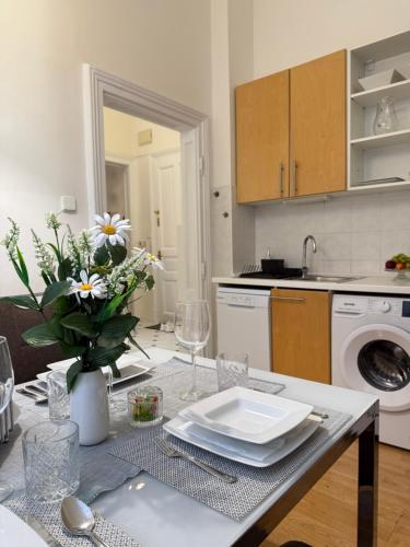 Η κουζίνα ή μικρή κουζίνα στο Apartment Hviezdoslav Square, the historic heart of Bratislava