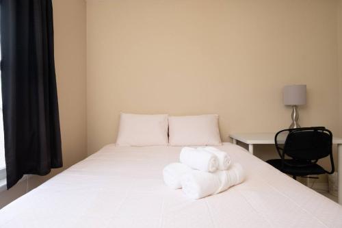 Postel nebo postele na pokoji v ubytování 3BR 2BA Surrey Home | Quiet & Convenient