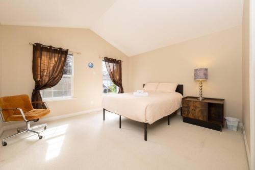 Postel nebo postele na pokoji v ubytování 3BR 2BA Surrey Home | Quiet & Convenient