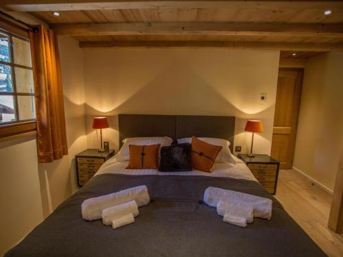 - une chambre avec un grand lit et 3 serviettes dans l'établissement Chalet de prestige 5* aux Gets avec jacuzzi et cheminée - FR-1-598-39, aux Gets