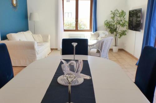 un salon avec une table avec une fleur argentée dessus dans l'établissement Beautiful family house with pool, à Six-Fours-les-Plages