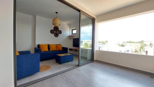 Modern and Luxury 3 bedroom apartment Steps from the beach
