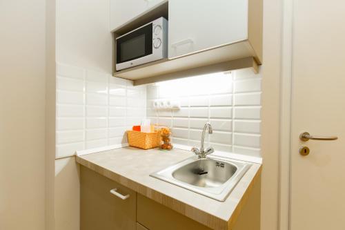 Una pequeña cocina con fregadero y microondas. en Budapest Holiday Colours, en Budapest