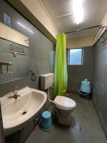 纳加奥恩veeras Homestay的浴室里有白色马桶和洗手池