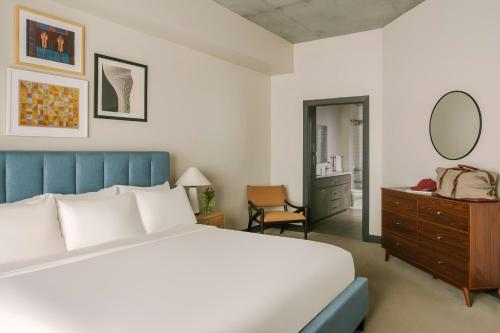 Ένα ή περισσότερα κρεβάτια σε δωμάτιο στο Sonder by Marriott Bonvoy Mill Ave Apartments Tempe