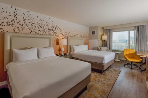 Postel nebo postele na pokoji v ubytování Hotel Indigo Austin Downtown - University by IHG