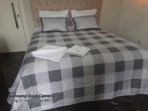 a bed with two towels on top of it at Beach House Delegado Marcio in Balneário Camboriú