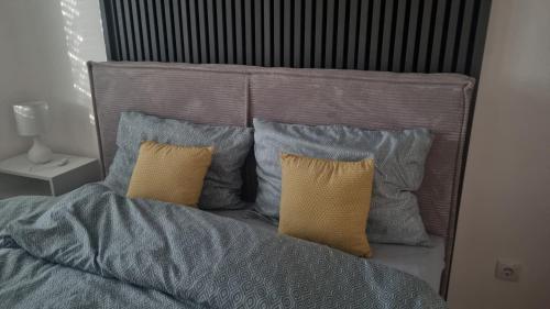 Novi GradにあるApartman Lolaのベッド(青と黄色の枕付)
