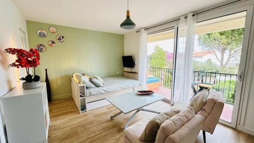 un salon avec un canapé et une table dans l'établissement Studio Chanzy lumineux cozy avec terrasse Narbonne, à Narbonne