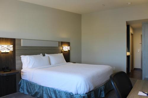 Ένα ή περισσότερα κρεβάτια σε δωμάτιο στο Holiday Inn Express Bakersfield by IHG