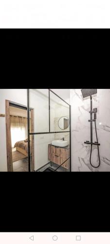 une chambre avec une salle de bain avec un lavabo et un miroir dans l'établissement Villa Moderne Piolenc, à Piolenc