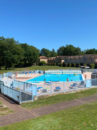 - une grande piscine avec des personnes dans l'établissement Maison 6 personnes de 40m2, 2 chambres, 1 salon, à Monflanquin