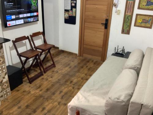 uma sala de estar com um sofá e duas cadeiras em Centro, Maracanã privado total, SmarTV, vista panorâmica no Rio de Janeiro