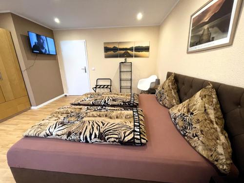 a bedroom with two beds on a couch at Ferienwohnung drei Eichen in Isernhagen