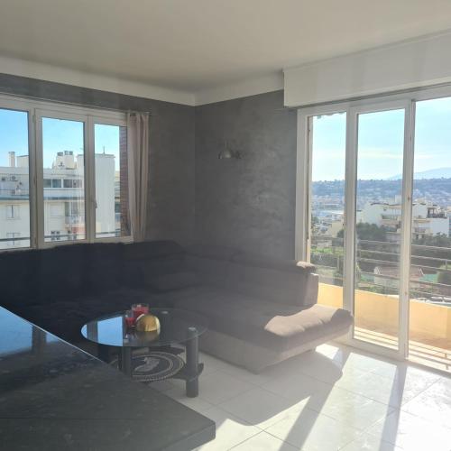 un salon avec un canapé et une table dans l'établissement Beautiful 3-room apartment sea view, à Nice